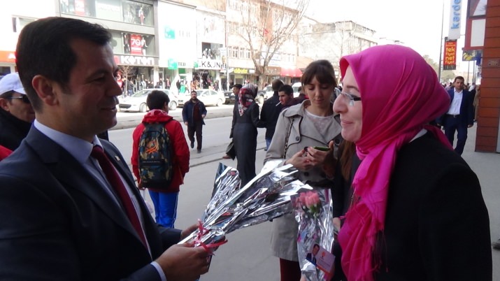 Durmaz Dünya Kadınlar Gününü Çiçek Hediye Ederek Kutladı