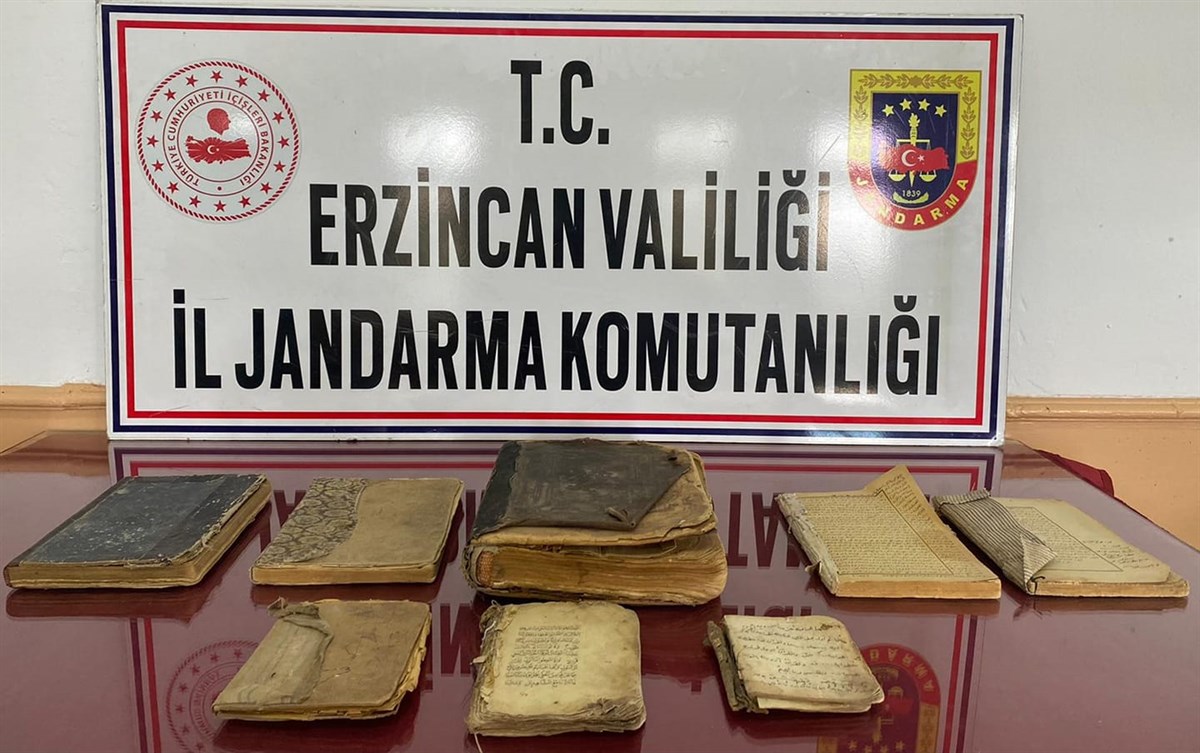 8 adet tarihi eser kitap ele geçirildi