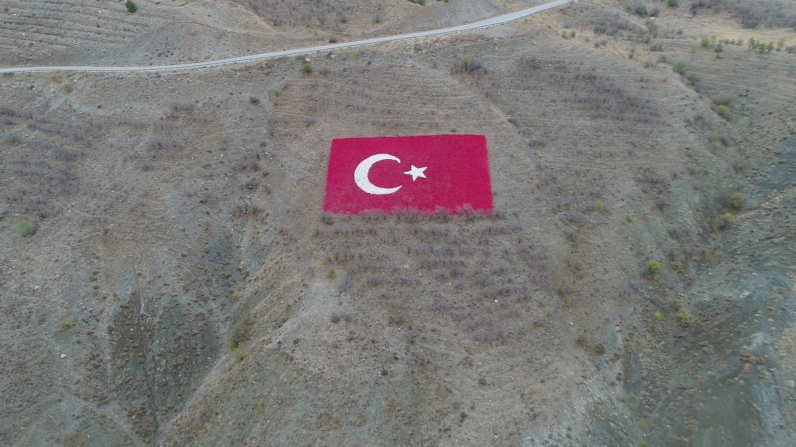 Şanlı Türk Bayrağı, Erzincan Belediyesi tarafından yeniden boyanarak yenilendi