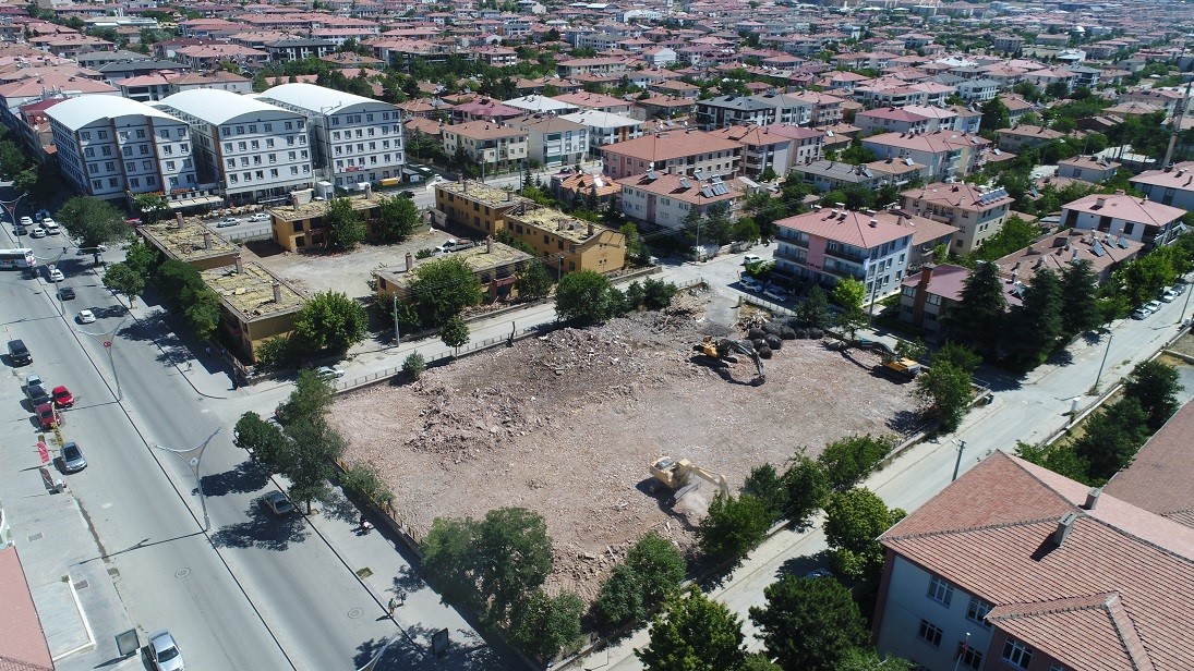 Eski askeri lojmanların yıkımına başlanıldı