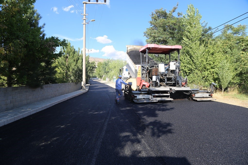 Belediye Başkanı Bekir Aksun: “Erzincan’a yakışır yollar yapıyoruz”
