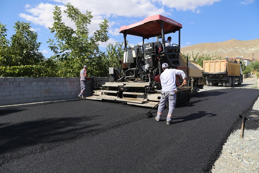 Asfalt serim çalışmaları devam ediyor