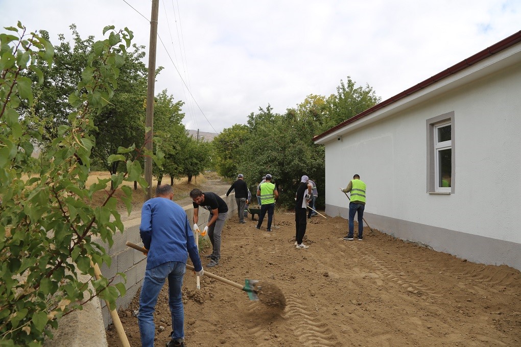 Okul bahçelerini düzenleme çalışmaları devam ediyor