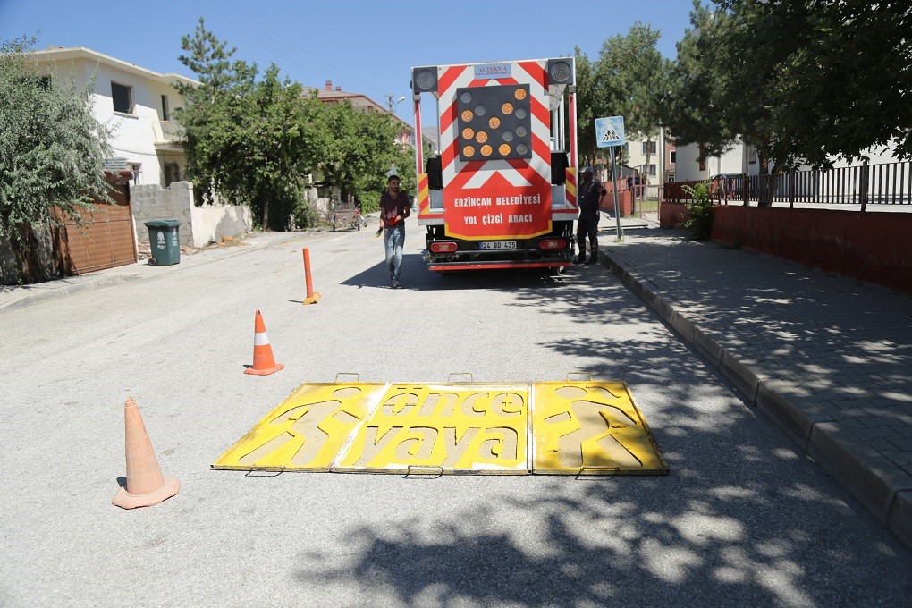 Yaya geçidi çizgileri boyanıyor