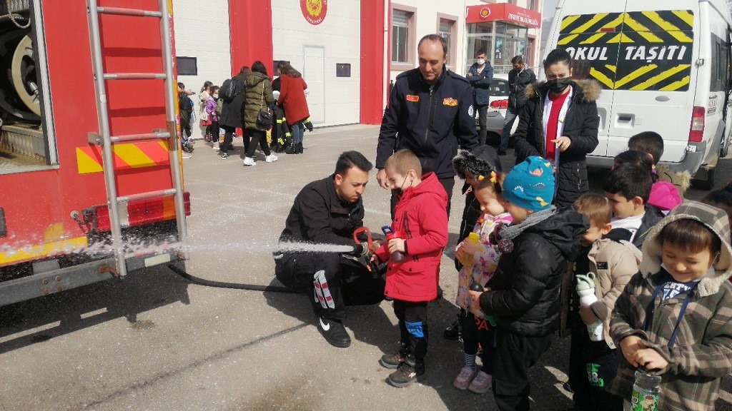 Anaokulu öğrencilerinden itfaiyeye ziyaret
