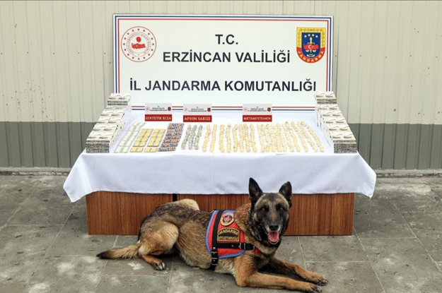 Uyuşturucuyu midelerinde taşıyorken yakalandılar