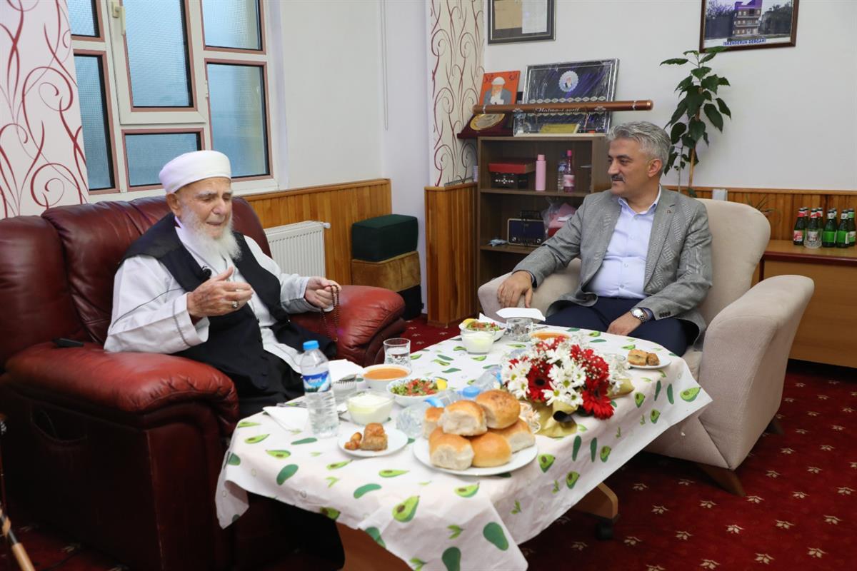 Vali Makas, iftarını Hacegül Vakfı’nda Açtı