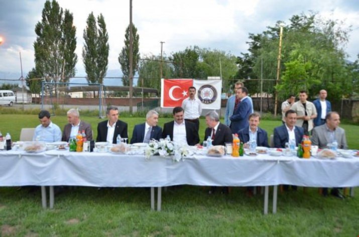 Vali Arslantaş, İftarda Özel Harekât ve Çevik Kuvvet Polisleriyle Buluştu