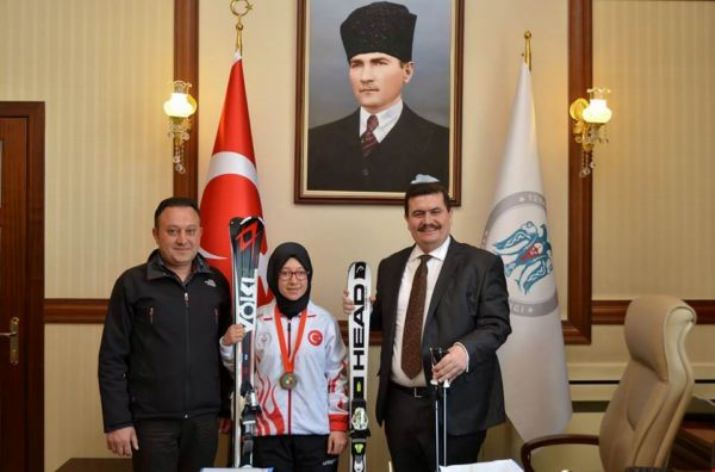 Vali Arslantaş, Başarılı Sporcuyu Ödüllendirdi